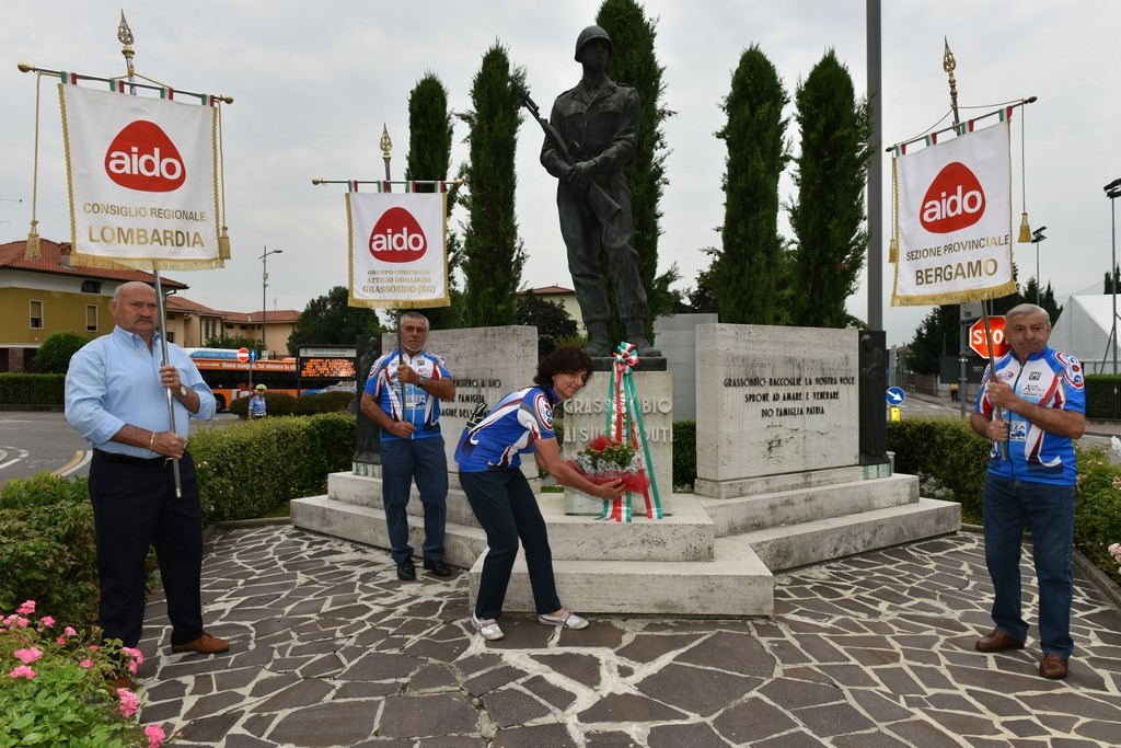 2015.06.14 40° Aido Grassobbio - Via Roma al Monumento dei Caduti di tutte le guerre - omaggio floreale