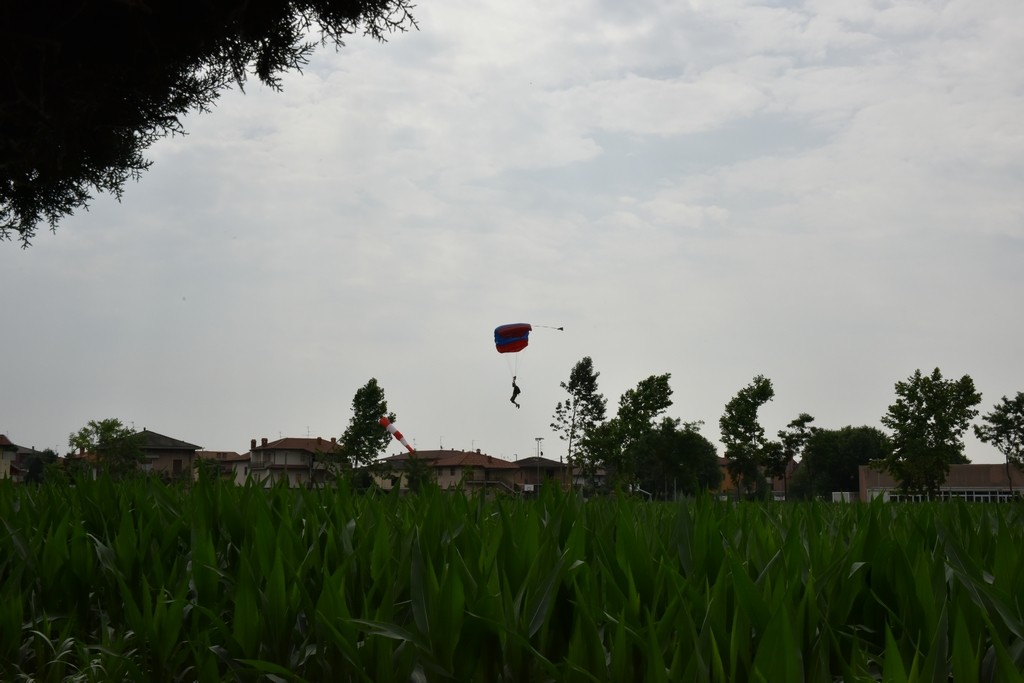 2015.06.14 - 40° Aido Grassobbio - Via Papa Giovanni XXIII  - atterraggio del Presidente Paracadutisti Val Cavallina Massimiliano Nozza con bandiera d'Italia