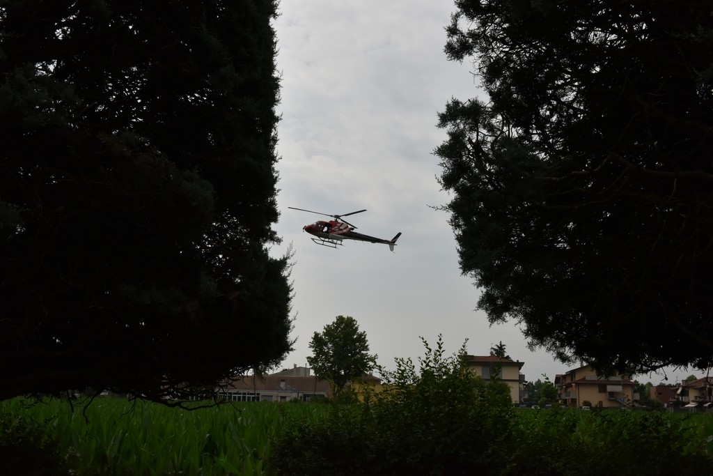 2015.06.14 - 40° Aido Grassobbio - Via Papa Giovanni XXIII  atterraggio elicottero che ha lanciato 5 paracadutisti Gruppo Val Cavallina