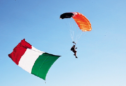 Volo dei paracadutisti con il Tricolore 