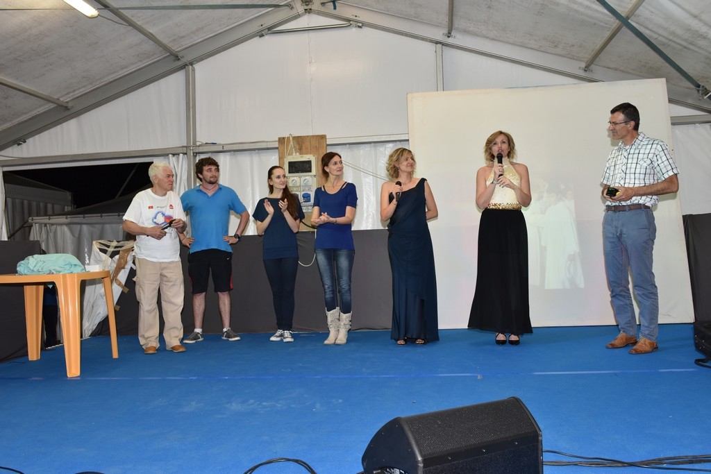 Presidente Aido Grassobbio Everardo Cividini, Don Luca Gambirasio, Roberta e Claudia Pedretti, Tiziana Manenti, Emanuela Sdraulig e il vice sindaco Diego Rota