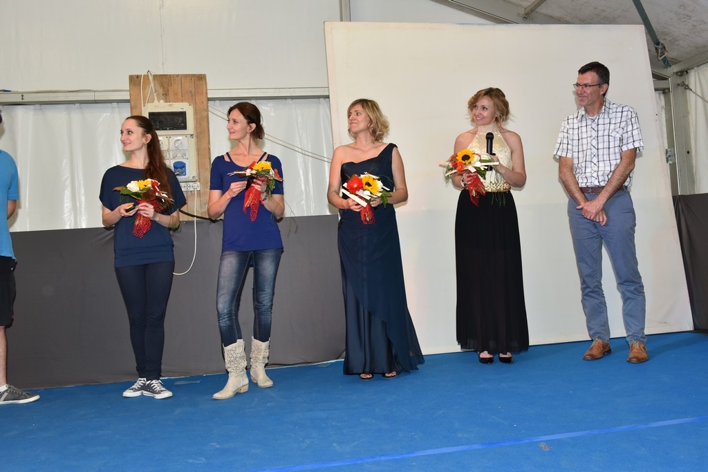 Roberta e Claudia Pedretti, Tiziana Manenti, Emanuela Sdraulig e il vice sindaco Diego Rota