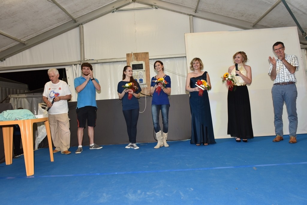 Presidente Aido Grassobbio Everardo Cividini, Don Luca Gambirasio, Roberta e Claudia Pedretti, Tiziana Manenti, Emanuela Sdraulig e il vice sindaco Diego Rota