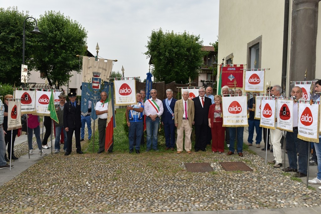 2015.06.14 Grassobbio - 40° Aido Grassobbio    - a Palazzo Belli sede Aido - al monumento Aido e Avis  presso il monumento di Franco Normanni  Albero della vita - Sindaco Ermenegildo Epis, Pres. Combattenti & Reduci comm. Luigi Tolotti, Pres. Aido Grassobbio rag. Everardo Cividini, Pres. Aido Lombardia cav. Leonida Pozzi e Pres. Avis Grassobbio rag. Mariangela Rottoli