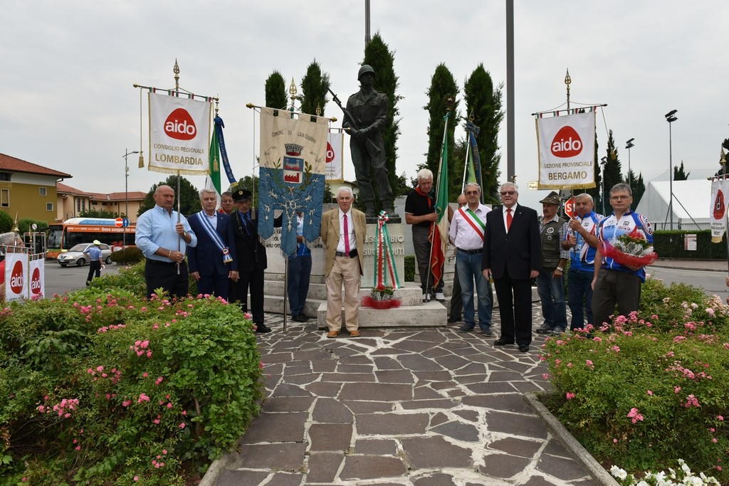 2015.06.14 40° Aido Grassobbio - Via Roma al Monumento dei Caduti di tutte le guerre - omaggio floreale - Pres. Combattenti & Reduci comm. Luigi Tolotti, Pres. Everardo Cividini, amministr. Giglio Delcarro, Sindaco Ermenegildo Epis, Pres. Aido Lombardia cav. Leonida Pozzi