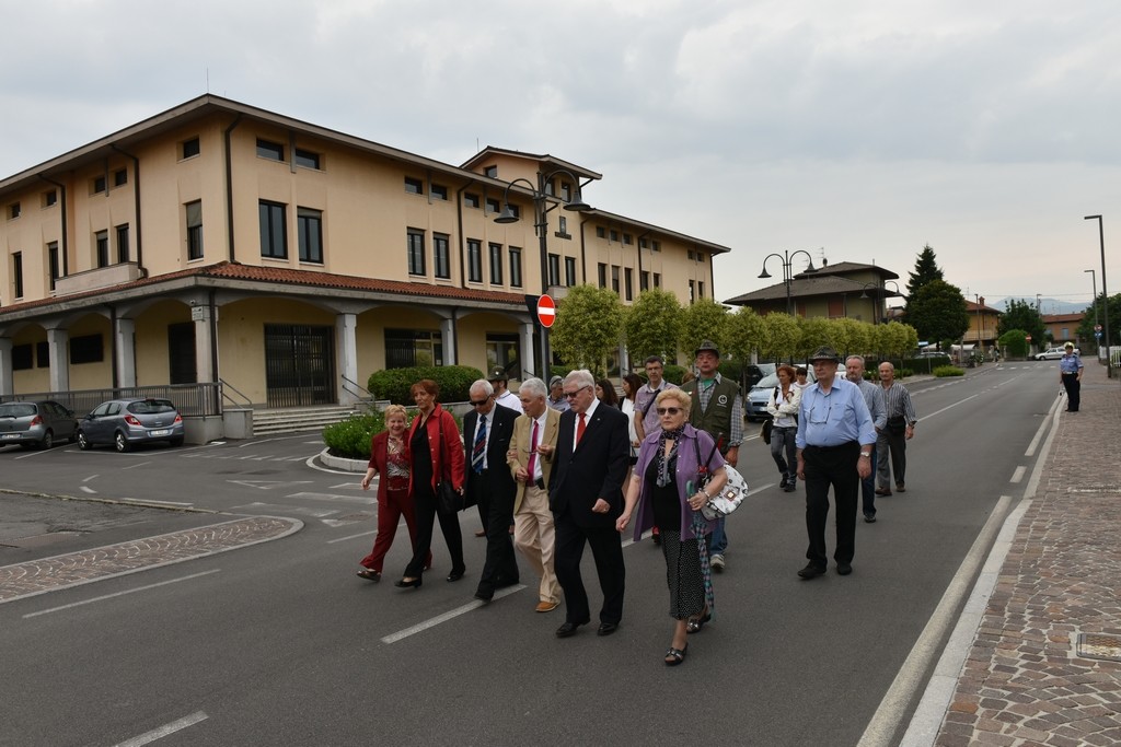 2015.06.14 40° Aido Grassobbio    - in Via Amerigo Vespucci presso Municipio - Pres. Avis rag. Mariangela Rottoli, consorte dottor Silvio Colagrande, dottor Silvio Colagrande ricevente cornea di Don Carlo Gnocchi, Pres. Aido Grassobbio rag. Everardo Cividini, Pres. Aido Lombardia cav. Leonida Pozzi, moglie di Leonida Pozzi