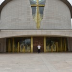 2015.06.14 - 40° Aido Grassobbio - Via Papa Giovanni XXIII - Il Parroco Don Manuel Beghini in attesa del corteo presso la chiesa Santa Famiglia di Nazaret