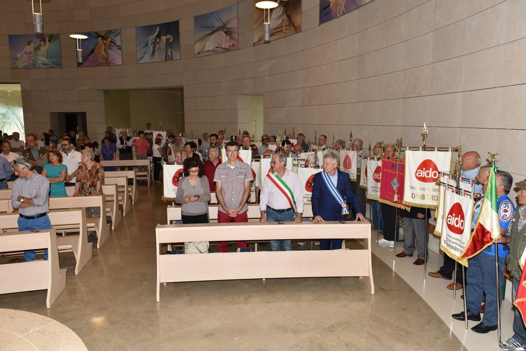 2015.06.14 - 40° Aido Grassobbio - Via Papa Giovanni XXIII - interno Chiesa Santa Famiglia di Nazaret - Assessore Manuel Bentoglio, moglie ViceSindaco Diego Rota, Sindaco Ermenegildo Epis, Pres. Combattenti & Reduci Luigi Tolotti