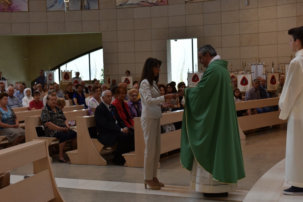 2015.06.14 - 40° Aido Grassobbio - Via Papa Giovanni XXIII - interno Chiesa Santa Famiglia di Nazaret - Offertorio a don Manuel di avv. Simonetta Sorti