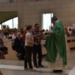 2015.06.14 - 40° Aido Grassobbio - Via Papa Giovanni XXIII - interno Chiesa Santa Famiglia di Nazaret - Offertorio a don Manuel di coniugi Bibiana Sandrinelli e Franco Ferrari