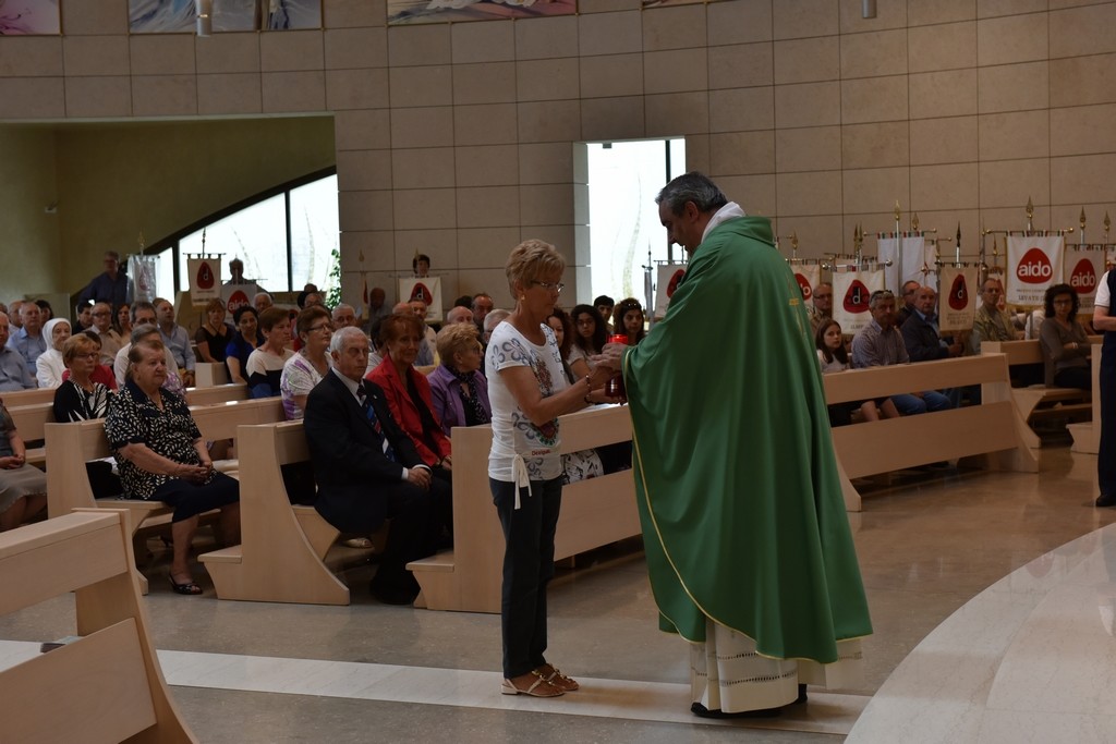 2015.06.14 - 40° Aido Grassobbio - Via Papa Giovanni XXIII - interno Chiesa Santa Famiglia di Nazaret - Offertorio a don Manuel di Teresina Morlacchi
