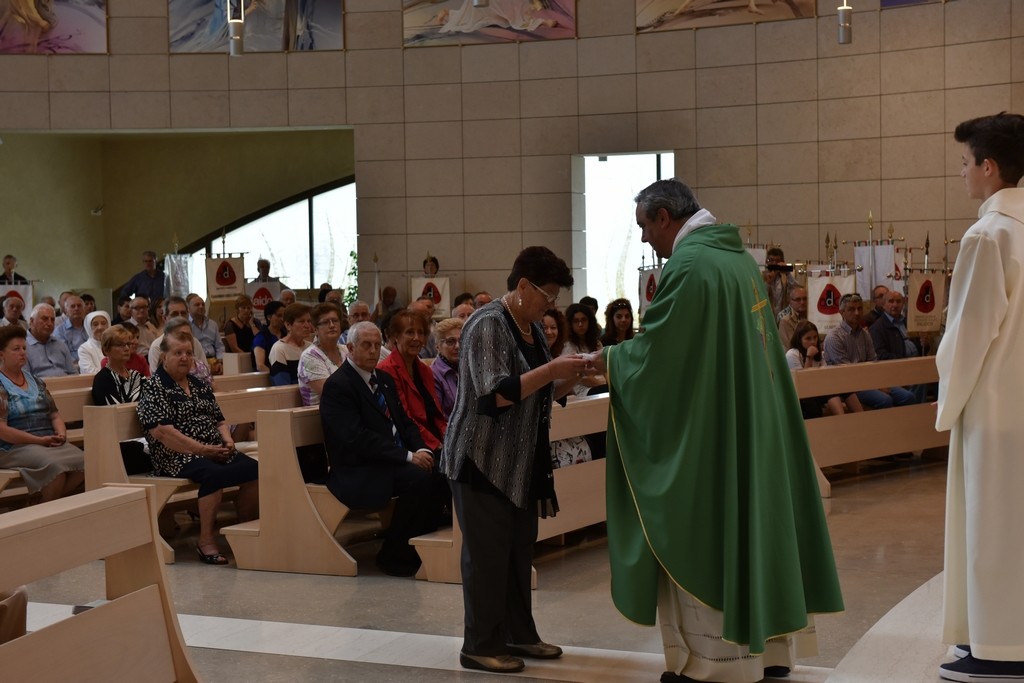 2015.06.14 - 40° Aido Grassobbio - Via Papa Giovanni XXIII - interno Chiesa Santa Famiglia di Nazaret - Offertorio a don Manuel di Laura Brioni