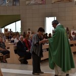 2015.06.14 - 40° Aido Grassobbio - Via Papa Giovanni XXIII - interno Chiesa Santa Famiglia di Nazaret - Offertorio a don Manuel di Laura Brioni