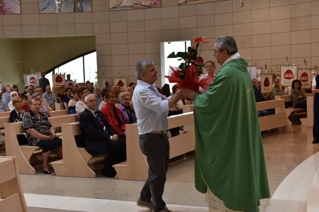 2015.06.14 - 40° Aido Grassobbio - Via Papa Giovanni XXIII - interno Chiesa Santa Famiglia di Nazaret - Offertorio a don Manuel di Maurizio Pescarolo