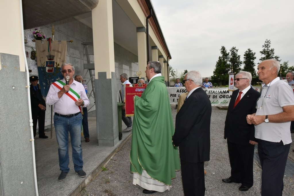 2015.06.14 - 40° Aido Grassobbio - Via Papa Giovanni XXIII  - al Cimitero - fiaccola prima dell'inaugurazione - Sindaco Ermenegil Epis, Don Manuel Beghini, dottor Silvio Colagrande, Pres. Aido Lombardia cav. Leonida Pozzi, Pres. Aido Brescia Lino Lovo