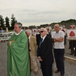 2015.06.14 - 40° Aido Grassobbio - Via Papa Giovanni XXIII  - al Cimitero - fiaccola prima dell'inaugurazione -  Don Manuel Beghini, Pres. Aido Grassobbio Everardo Cividini, dottor Silvio Colagrande, Pres. Aido Brescia Lino Lovo