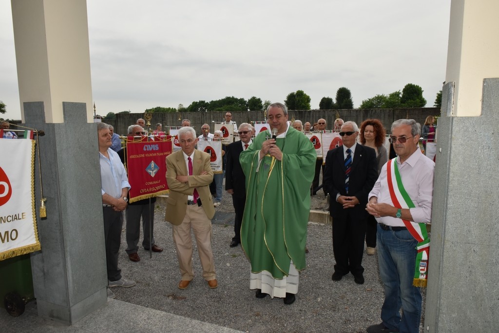 2015.06.14 - 40° Aido Grassobbio - Via Papa Giovanni XXIII  - al Cimitero - benedizione fiaccola -  Pres. Aido Grassobbio Everardo Cividini don Manuel Beghini, dottor Silvio Colagrande e Sindaco Ermenegildo Epis