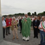 2015.06.14 - 40° Aido Grassobbio - Via Papa Giovanni XXIII  - al Cimitero - benedizione fiaccola -  Pres. Aido Grassobbio Everardo Cividini don Manuel Beghini, dottor Silvio Colagrande e Sindaco Ermenegildo Epis