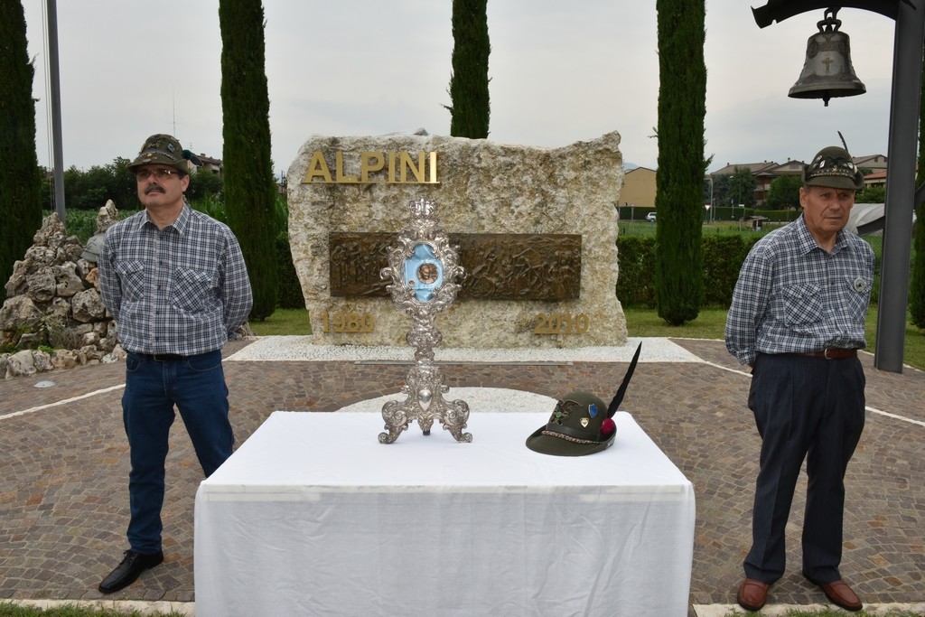 2015.06.14 - 40° Aido Grassobbio - Via Papa Giovanni XXIII  - reliquia del Beato don Carlo Gnocchi al monumento degli Alpini - Alpino Battista Gurioni e Alessandro Finardi