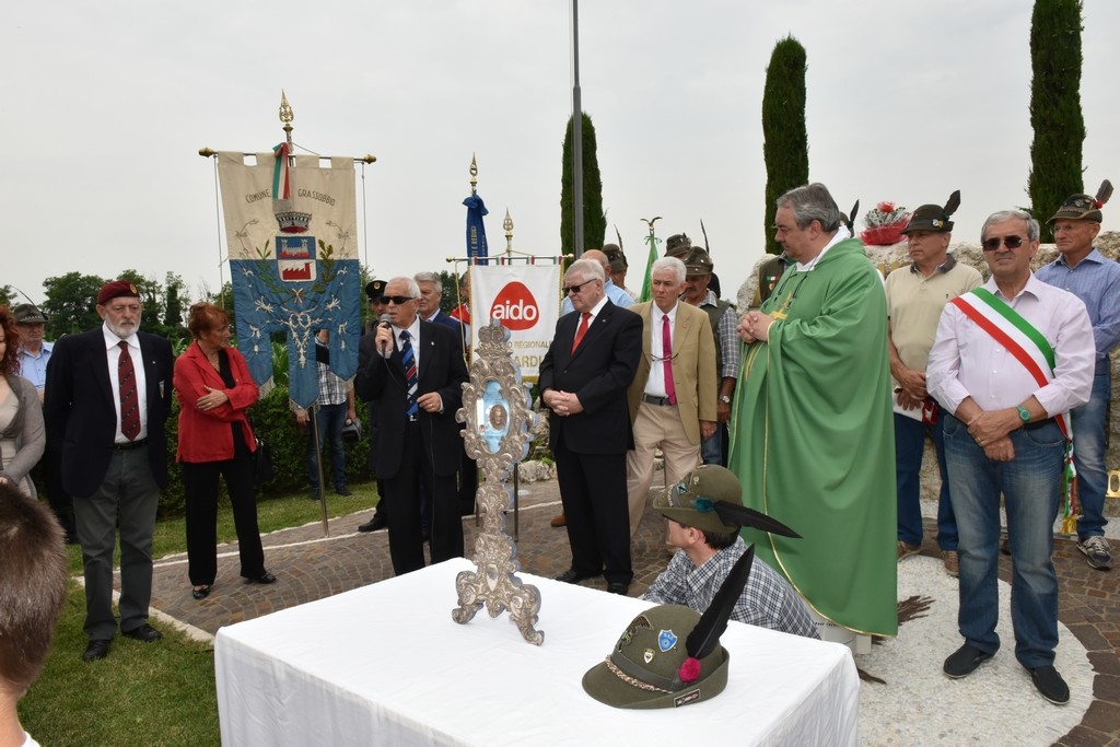 2015.06.14 - 40° Aido Grassobbio - Via Papa Giovanni XXIII  -  al monumento degli Alpini - intervento del dottor Silvio Colagrande ricevente di cornea del Beato don Carlo Gnocchi