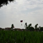 2015.06.14 - 40° Aido Grassobbio - Via Papa Giovanni XXIII  - atterraggio del Presidente Paracadutisti Val Cavallina Massimiliano Nozza con bandiera d'Italia