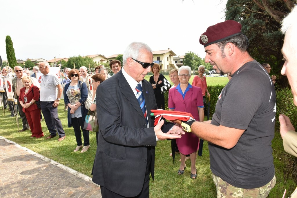 2015.06.14 - 40° Aido Grassobbio - Via Papa Giovanni XXIII  -  al monumento degli Alpini - consegna bandiera d'Italia da parte del Pres. Paracadutisti Val Cavallina Massimiliano Nozza al ricevente cornea Beato don Carlo Gnocchi dottor Silvio Colagrande