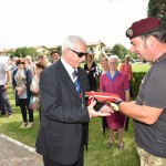 2015.06.14 - 40° Aido Grassobbio - Via Papa Giovanni XXIII  -  al monumento degli Alpini - consegna bandiera d'Italia da parte del Pres. Paracadutisti Val Cavallina Massimiliano Nozza al ricevente cornea Beato don Carlo Gnocchi dottor Silvio Colagrande