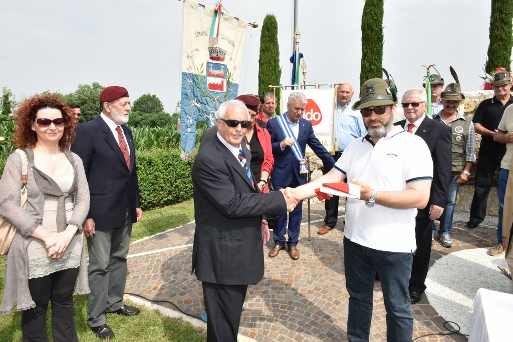 2015.06.14 - 40° Aido Grassobbio - Via Papa Giovanni XXIII  -  al monumento degli Alpini - consegna bandiera d'Italia da parte ricevente cornea Beato don Carlo Gnocchi dottor Silvio Colagrande al responsabile zona Alpini di Bergamo