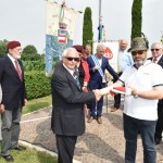 2015.06.14 - 40° Aido Grassobbio - Via Papa Giovanni XXIII  -  al monumento degli Alpini - consegna bandiera d'Italia da parte ricevente cornea Beato don Carlo Gnocchi dottor Silvio Colagrande al responsabile zona Alpini di Bergamo