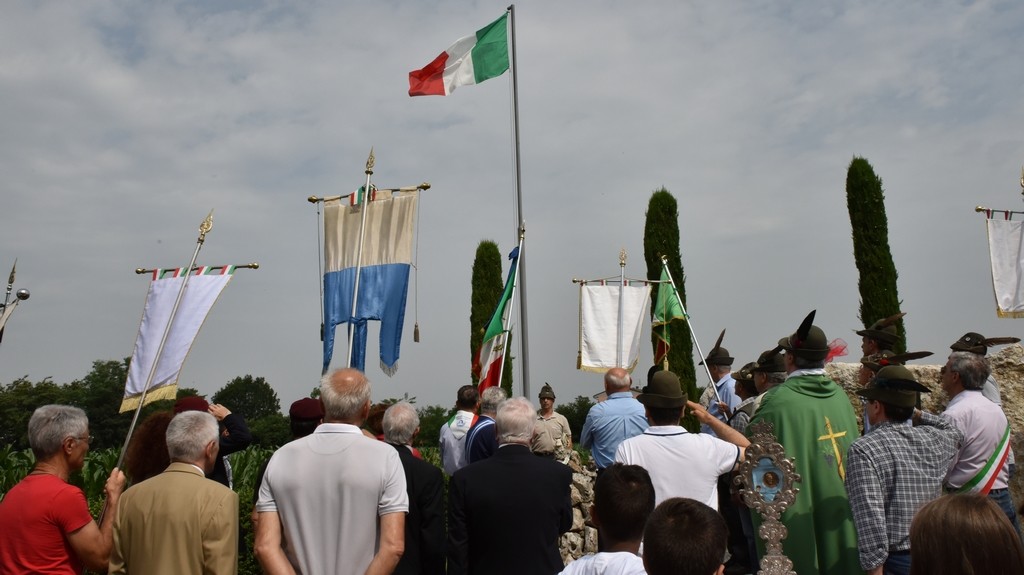 2015.06.14 - 40° Aido Grassobbio - Via Papa Giovanni XXIII  -  al monumento degli Alpini - alzata bandiera con il silenzio fuori ordinanza