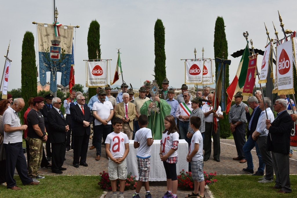 2015.06.14 - 40° Aido Grassobbio - Via Papa Giovanni XXIII  -  al monumento degli Alpini - benedizione con la reliquia del Beato Don Carlo Gnocchi da parte del Parroco Manuel Beghini - concessione del Parroco di Vilminore di Scalve custodita alla Pieve del tempio del Donatore Aido e Avis