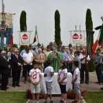 2015.06.14 - 40° Aido Grassobbio - Via Papa Giovanni XXIII  -  al monumento degli Alpini - benedizione con la reliquia del Beato Don Carlo Gnocchi da parte del Parroco Manuel Beghini - concessione del Parroco di Vilminore di Scalve custodita alla Pieve del tempio del Donatore Aido e Avis