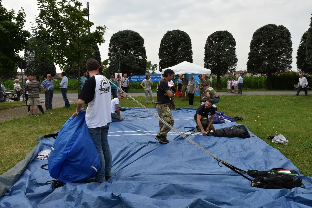 2015.06.14 - 40° Aido Grassobbio - Via Papa Giovanni XXIII  -  Paracadutisti  Val Cavallina - recupero paracadute