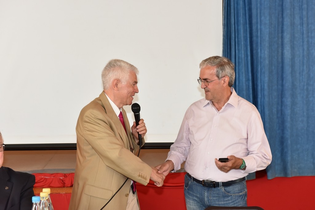 2015.06.14 - 40° Aido Grassobbio - Via Papa Giovanni XXIII  -  Sala della Comunità -  consegna di portachiavi ricordo da Pres. Aido Everardo Cividini al Sindaco Ermenegildo Epis