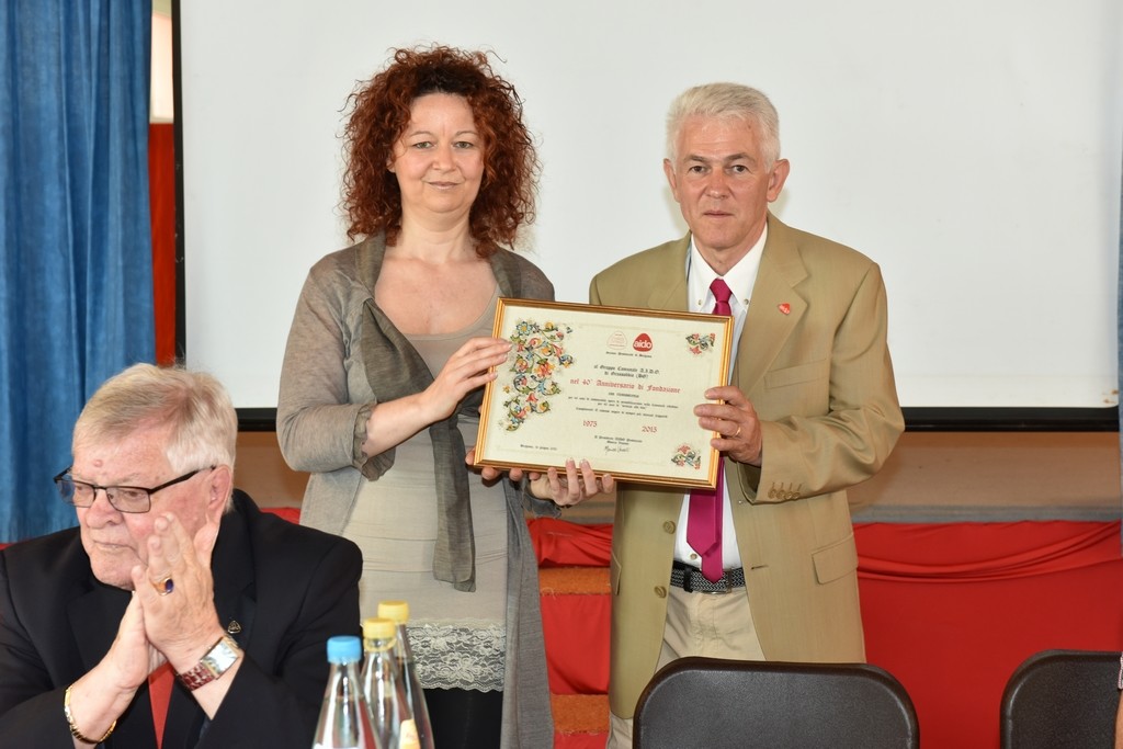 2015.06.14 - 40° Aido Grassobbio - Via Papa Giovanni XXIII  -  Sala della Comunità - consegna da parte della Presidente Aido di Bergamo Monica Vescovi al Presidente Aido Grassobbio Everardo Cividini