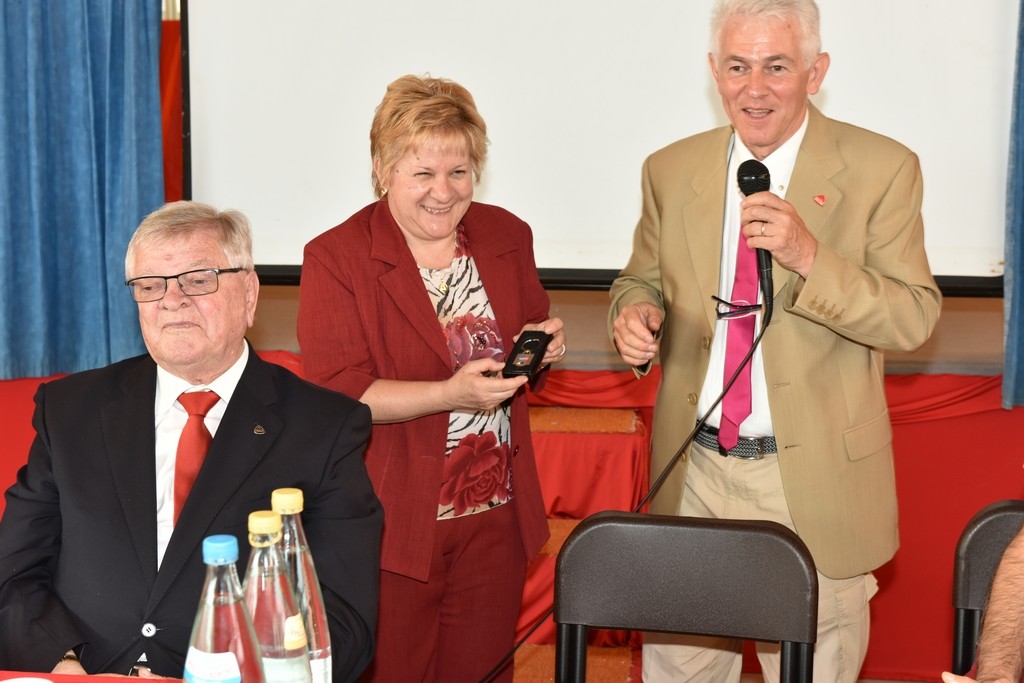 2015.06.14 - 40° Aido Grassobbio - Via Papa Giovanni XXIII  -  Sala della Comunità - consegna da parte del Presidente Aido Grassobbio Everardo Cividini alla Presidente Avis Mariangela Rottoli