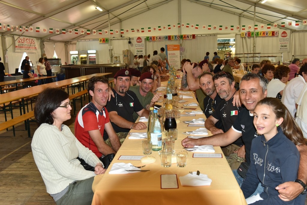 2015.06.14 - 40° Aido Grassobbio - Via Papa Giovanni XXIII  -  tensostruttura al pranzo Aido - Gruppo Paracadutisti