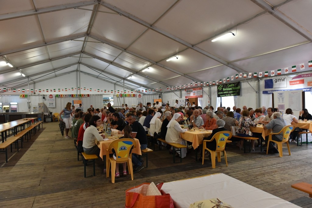 2015.06.14 - 40° Aido Grassobbio - Via Papa Giovanni XXIII  -  tensostruttura al pranzo Aido - Buon appetito ai 149 commensali