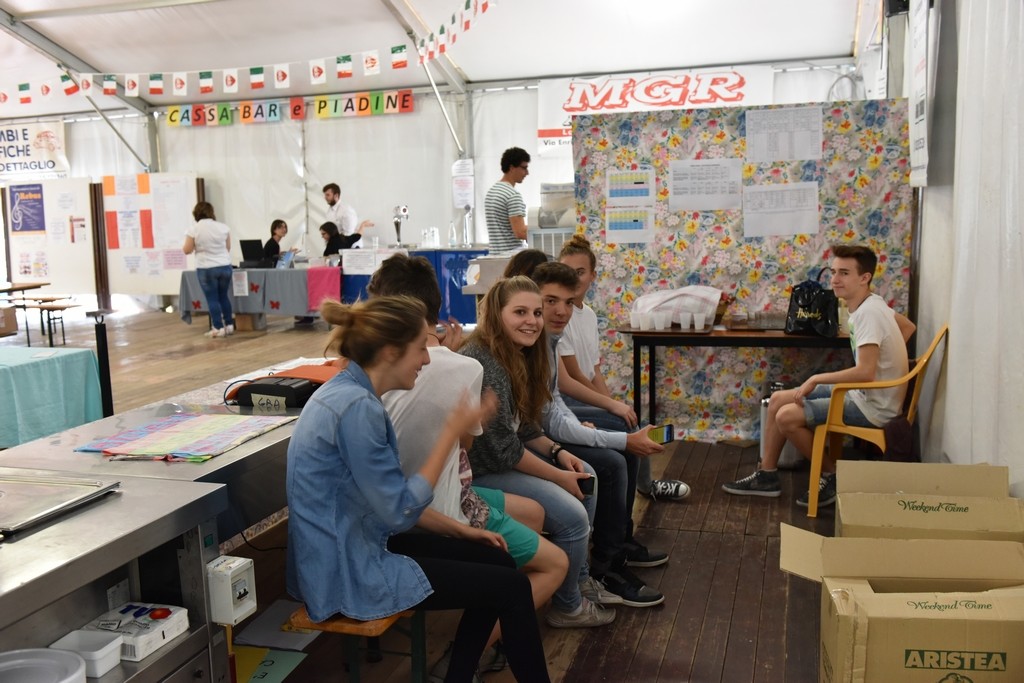 2015.06.14 - 40° Aido Grassobbio - Via Papa Giovanni XXIII  -  tensostruttura al pranzo Aido - giovani ragazzi al servizio  camerieri
