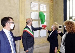 La cerimonia nel Famedio del cimitero monumentale 